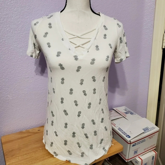 🔥 Zoe & Liv Pineapple V-Neck Top XS - Picture 1 of 6